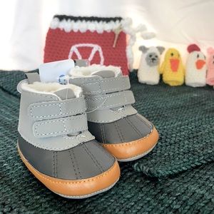 NWT Carter’s NB baby snow/rain boots